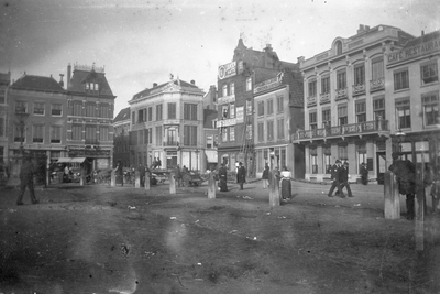 832025 Gezicht op de noordelijke hoek van het Vredenburg te Utrecht, uit het zuiden, met rechts Hotel de l'Europe ...